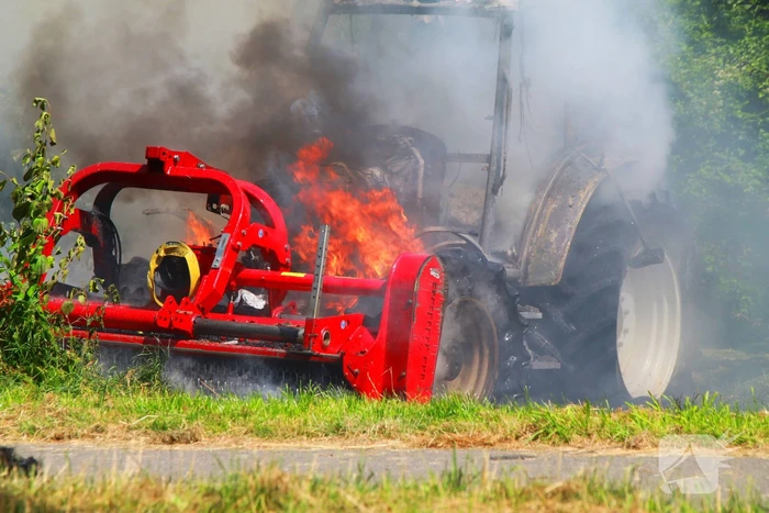 Landbouwvoertuig volledig verwoest door brand