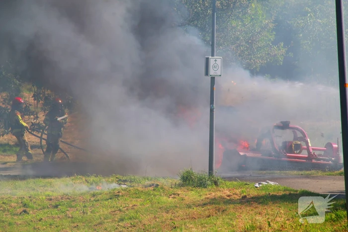 Landbouwvoertuig volledig verwoest door brand