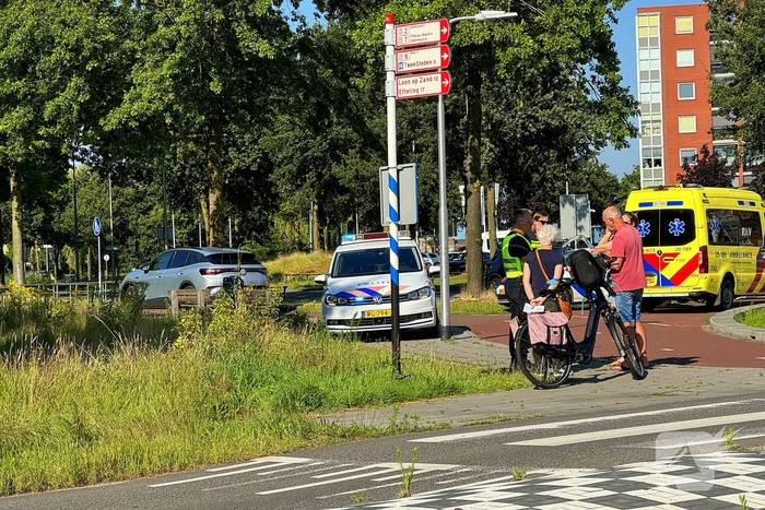 Fietser met kind achterop botst met automobilist
