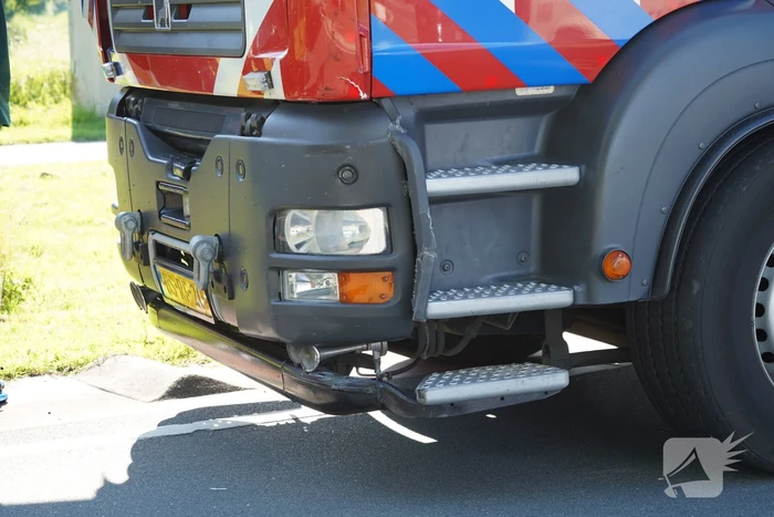 Gewonde na botsing met brandweervoertuig op weg naar reanimatie