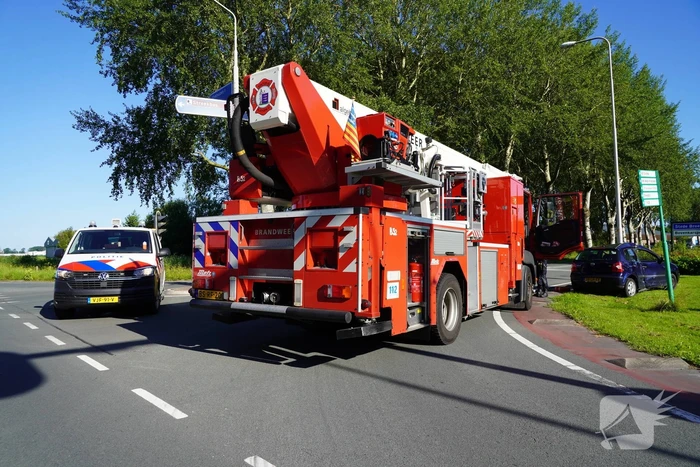 Gewonde na botsing met brandweervoertuig op weg naar reanimatie