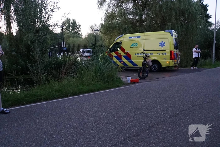 Scooterrijder raakt te water