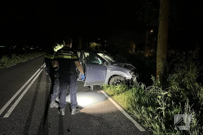 Gewonde en auto zwaar beschadigd na crash tegen boom
