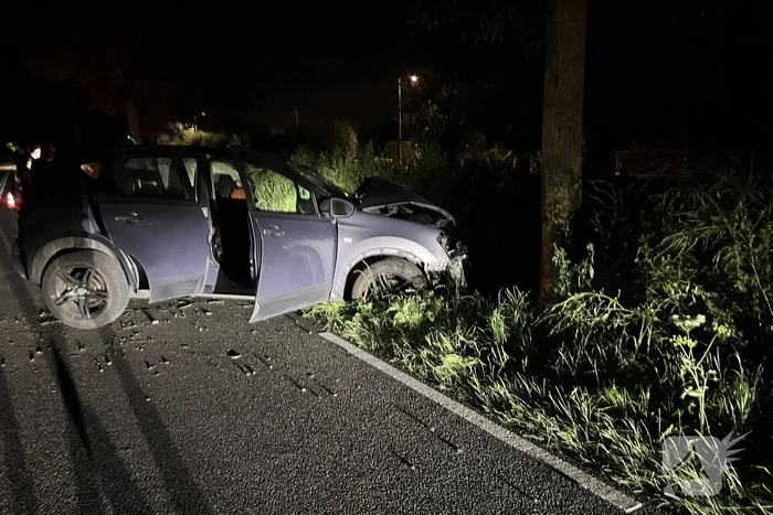 Gewonde en auto zwaar beschadigd na crash tegen boom