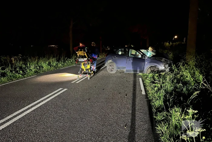 Gewonde en auto zwaar beschadigd na crash tegen boom