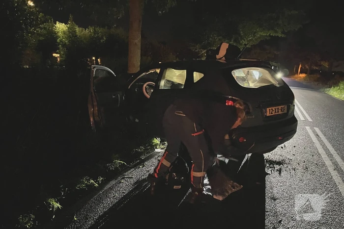 Gewonde en auto zwaar beschadigd na crash tegen boom