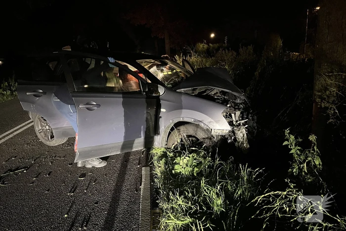 Gewonde en auto zwaar beschadigd na crash tegen boom