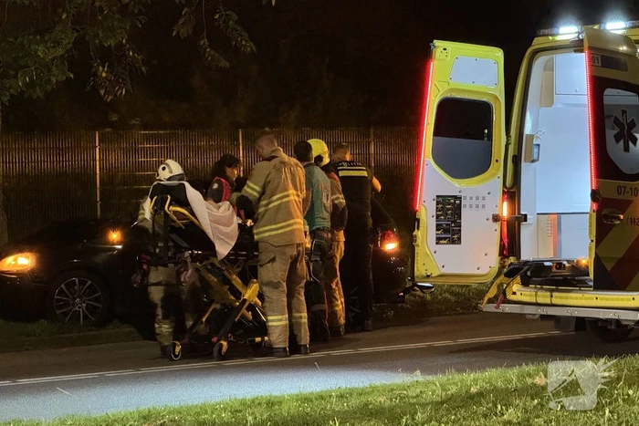 Automobilist raakt van weg en botst tegen boom