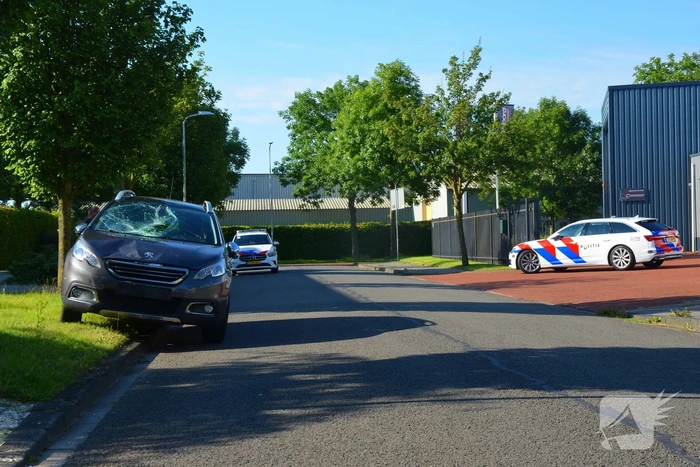 Fietser knalt op voorruit auto