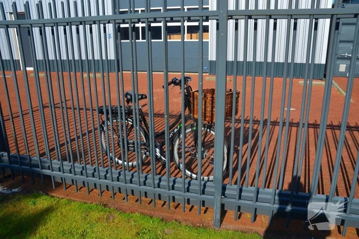 Fietser knalt op voorruit auto