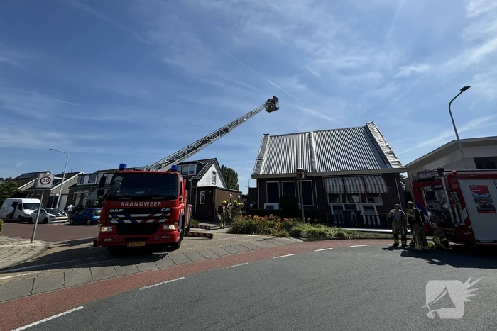 Brandweer ingezet voor brand in dak bij woning