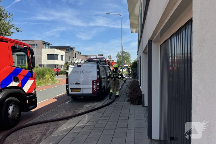 Brandweer ingezet voor brand in dak bij woning