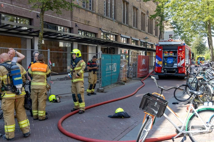 Brandende bouwmaterialen in binnenstad