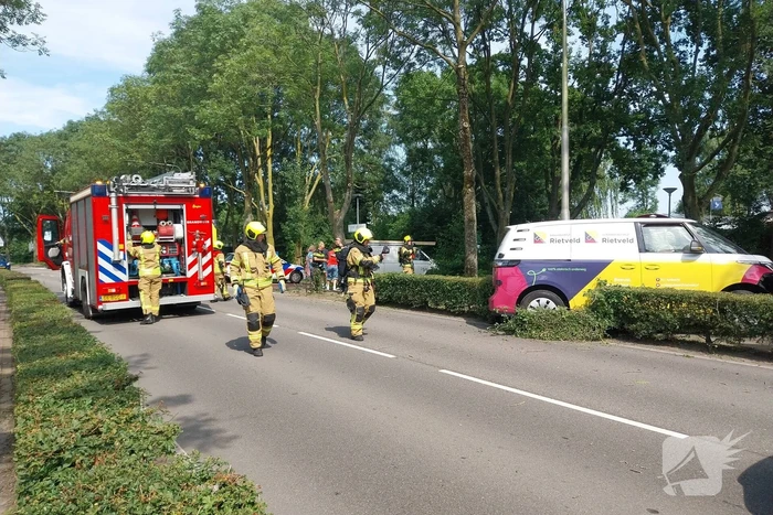 Elektrische bedrijfsbus raakt van de weg en belandt tegen boom