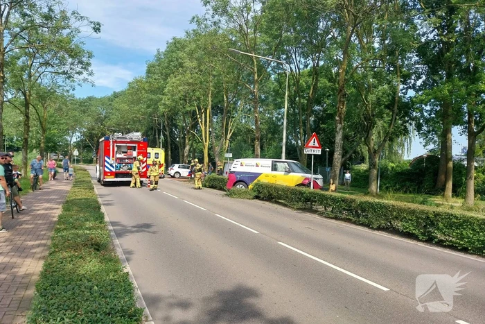 Elektrische bedrijfsbus raakt van de weg en belandt tegen boom