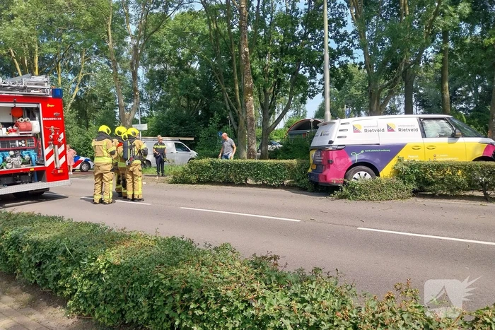 Elektrische bedrijfsbus raakt van de weg en belandt tegen boom