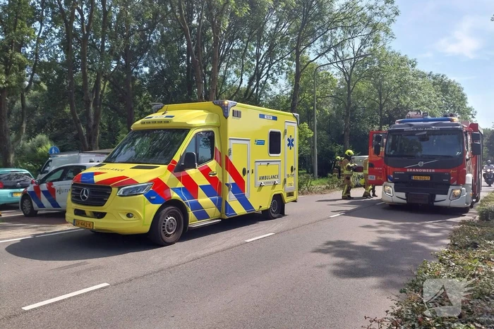 Elektrische bedrijfsbus raakt van de weg en belandt tegen boom