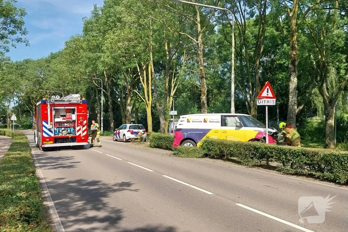 Elektrische bedrijfsbus raakt van de weg en belandt tegen boom