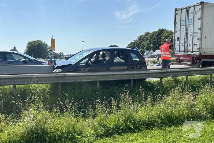 Persoon raakt buiten bewust en knalt op vangrail