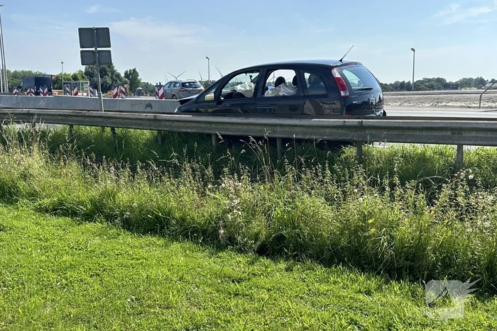 Persoon raakt buiten bewust en knalt op vangrail