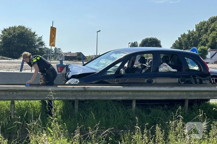 Persoon raakt buiten bewust en knalt op vangrail
