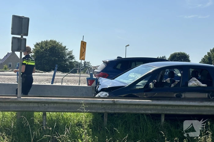 Persoon raakt buiten bewust en knalt op vangrail