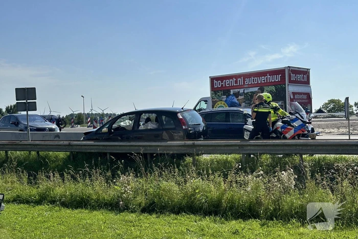 Persoon raakt buiten bewust en knalt op vangrail
