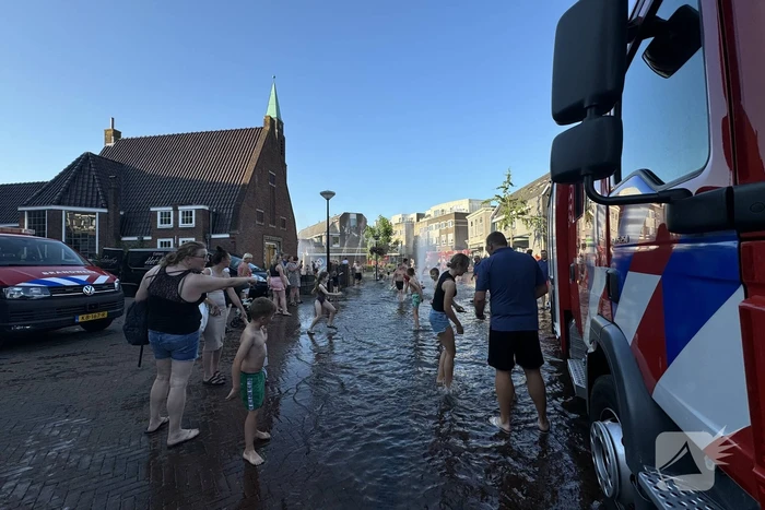 Brandweer zorgt voor verkoeling en veel plezier
