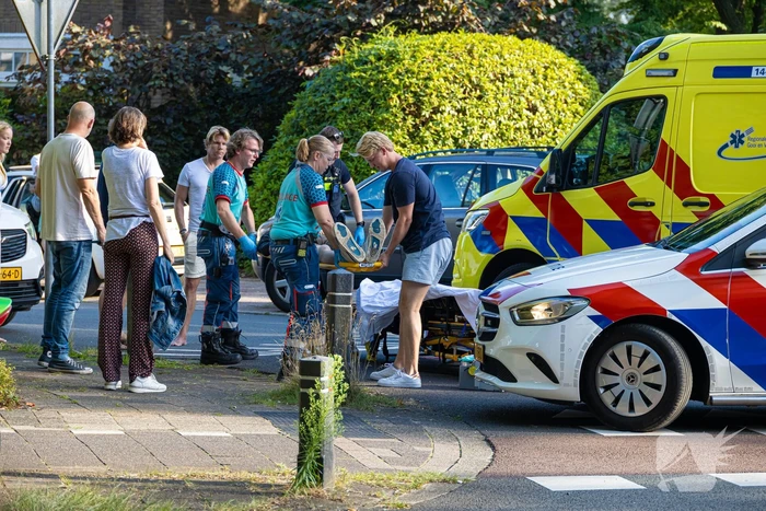 Jongeman op bromfiets aangereden door automobilist
