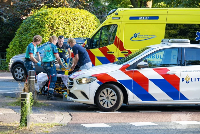 Jongeman op bromfiets aangereden door automobilist