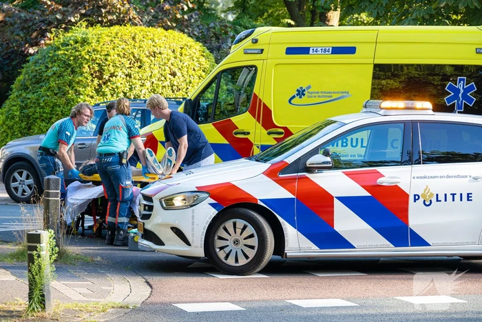 Jongeman op bromfiets aangereden door automobilist