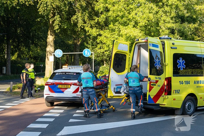 Jongeman op bromfiets aangereden door automobilist