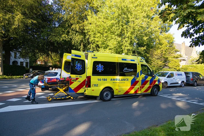 Jongeman op bromfiets aangereden door automobilist