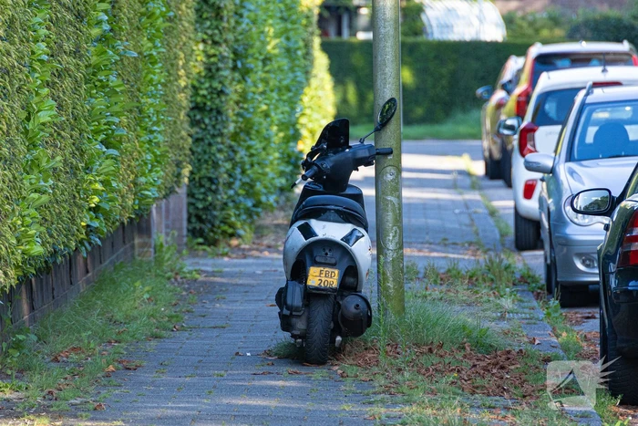 Jongeman op bromfiets aangereden door automobilist