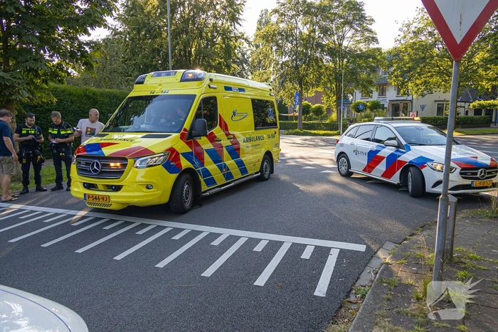 Jongeman op bromfiets aangereden door automobilist