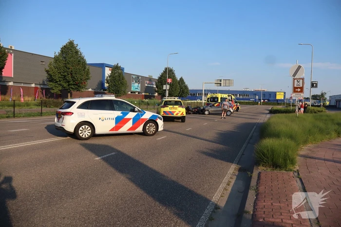 Automobilist en motorrijder met elkaar in botsing