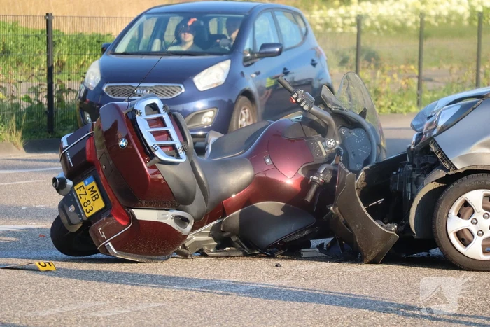 Automobilist en motorrijder met elkaar in botsing