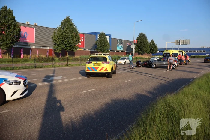 Automobilist en motorrijder met elkaar in botsing
