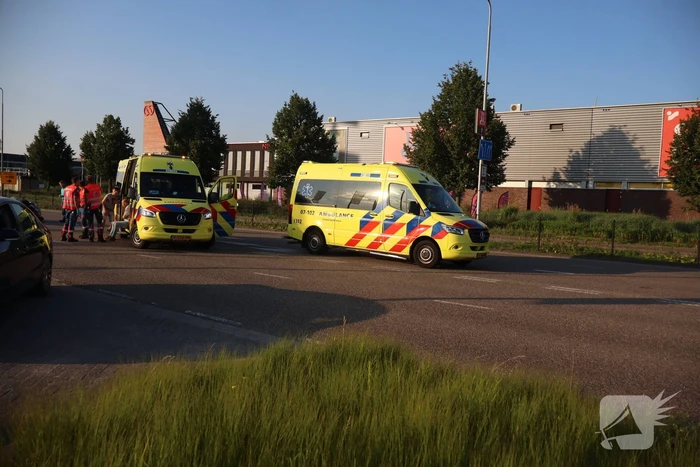 Automobilist en motorrijder met elkaar in botsing