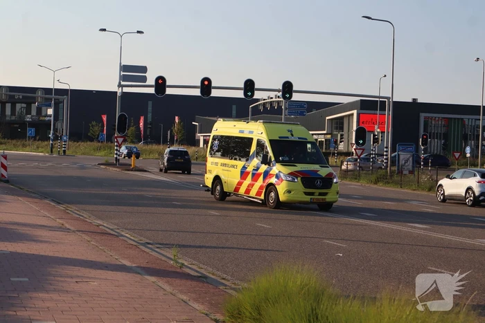 Automobilist en motorrijder met elkaar in botsing
