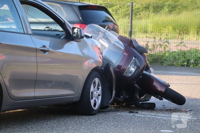Automobilist en motorrijder met elkaar in botsing