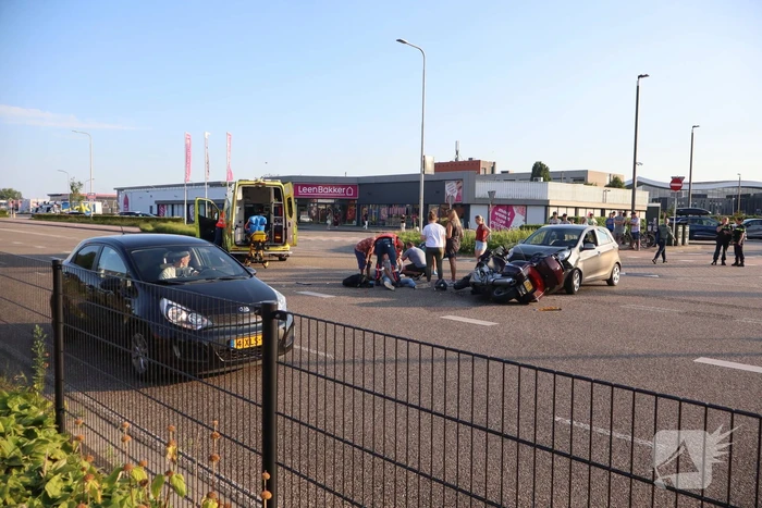 Automobilist en motorrijder met elkaar in botsing