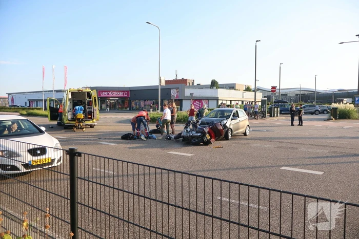 Automobilist en motorrijder met elkaar in botsing