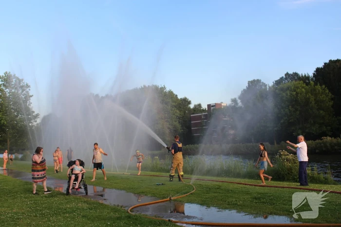 Brandweer zorgt voor vertier en verkoeling