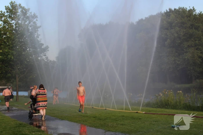 Brandweer zorgt voor vertier en verkoeling
