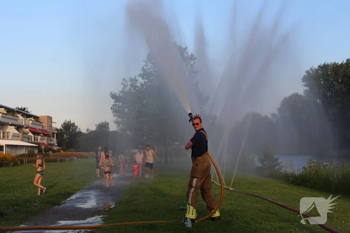 Brandweer zorgt voor vertier en verkoeling
