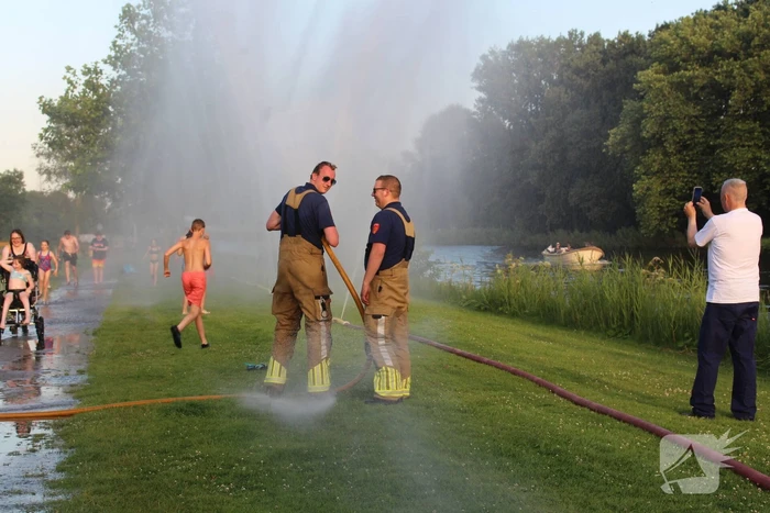 Brandweer zorgt voor vertier en verkoeling