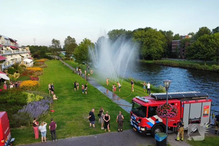 Brandweer zorgt voor vertier en verkoeling