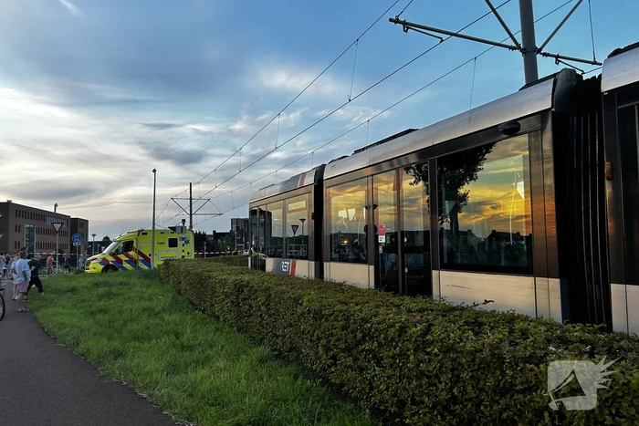 Scooterrijder zwaargewond bij aanrijding met tram