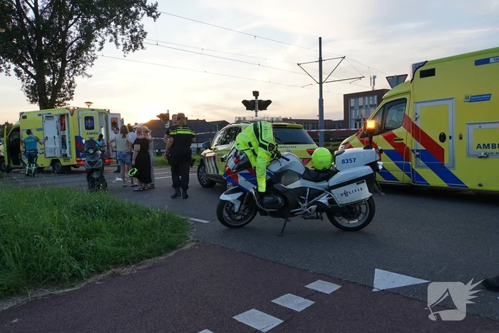 Scooterrijder zwaargewond bij aanrijding met tram